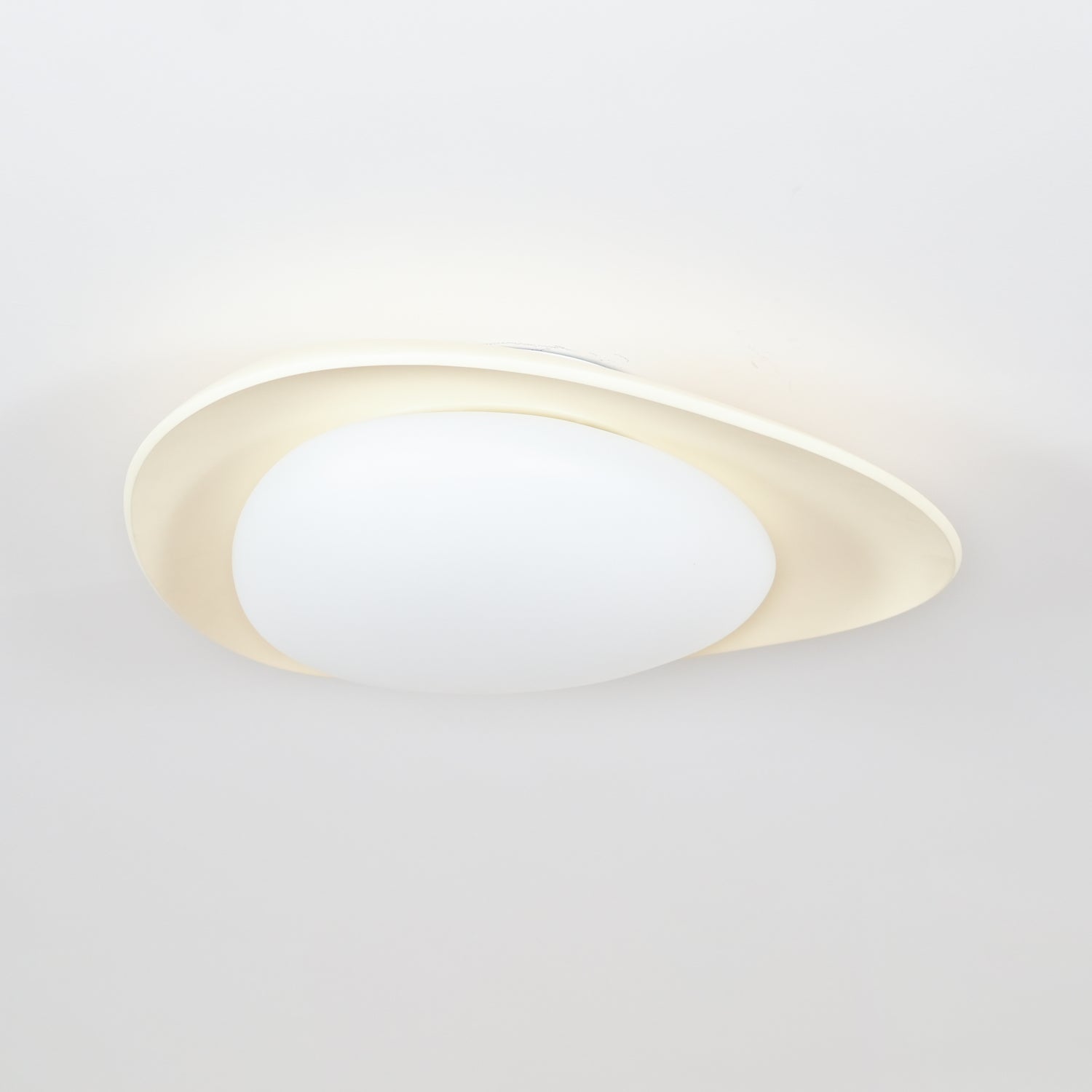 Aria Lámpara de Techo con Forma de Guijarro en Verde y Beige