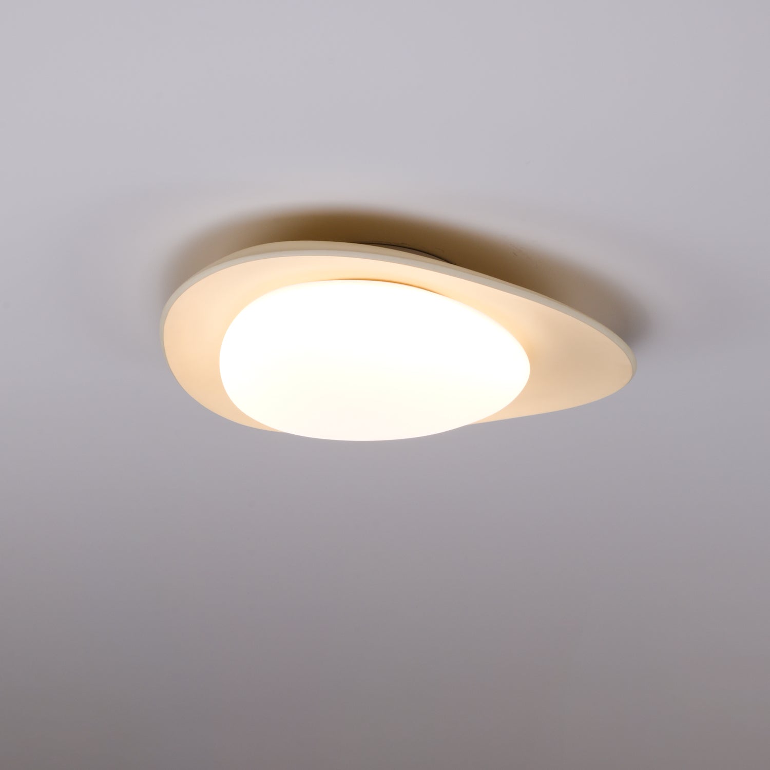 Aria Lámpara de Techo con Forma de Guijarro en Verde y Beige