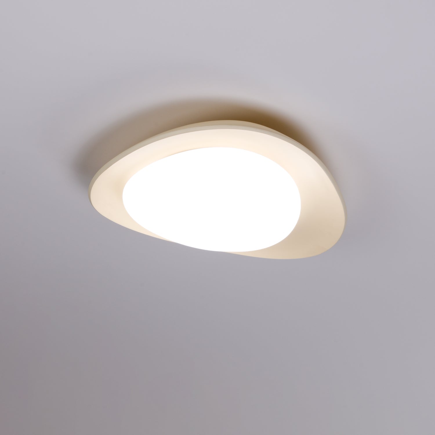 Aria Lámpara de Techo con Forma de Guijarro en Verde y Beige