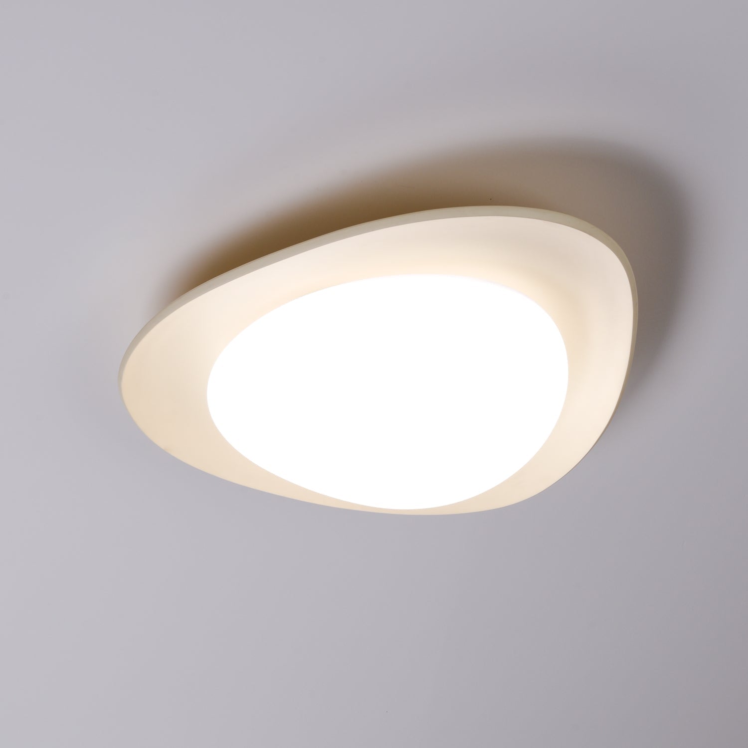 Aria Lámpara de Techo con Forma de Guijarro en Verde y Beige