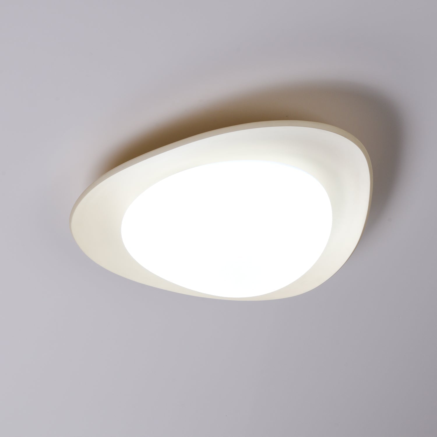 Aria Lámpara de Techo con Forma de Guijarro en Verde y Beige