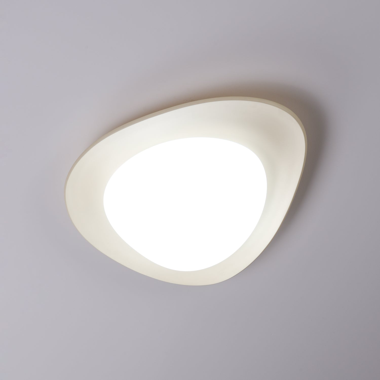 Aria Lámpara de Techo con Forma de Guijarro en Verde y Beige